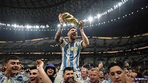 Imagen de Leo levantando la copa del mundo