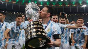 Imagen de Leo besando la copa america