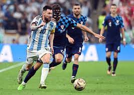 Imagen de Leo superando a Gvardiol en las semifinales