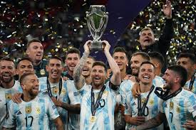 Imagen de Leo levantando la copa de la finalissima