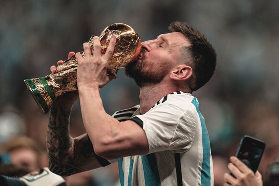 Imagen de Leo besando la copa del mundo